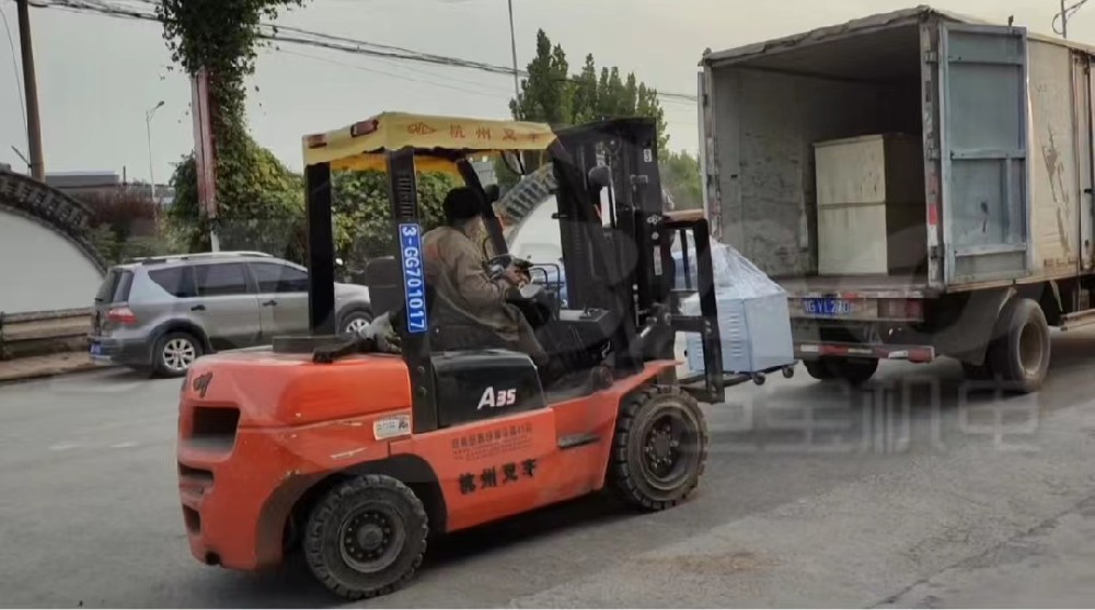 移動(dòng)式真空上料機(jī)上車(chē)，發(fā)貨啦